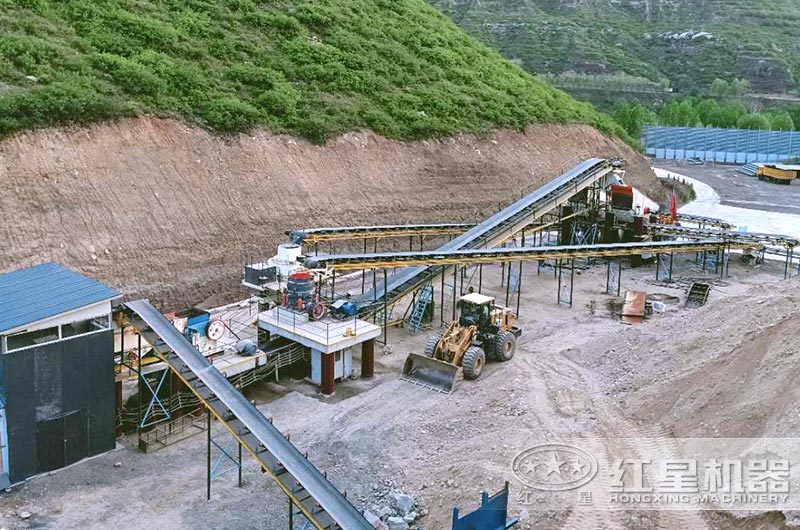 破碎機(jī)成套生產(chǎn)線(xiàn)作業(yè)現(xiàn)場(chǎng)