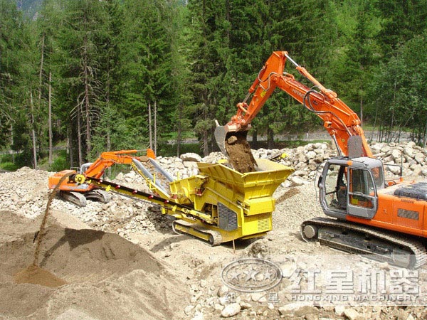 汽車移動(dòng)碎石機(jī)處理建筑垃圾現(xiàn)場